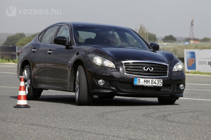 Amikor zajos a Mercedes és kerepel a BMW 11 | Vezess Nem sportlimuzin az M, vásárlói idősebbek az európai Infiniti-ügyfelek nagyon fiatal, 46-47 éves átlagánál