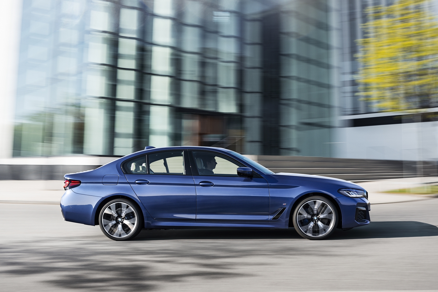 p90389009_highres_the-new-bmw-530e-xdr | Vezess | Vezess
