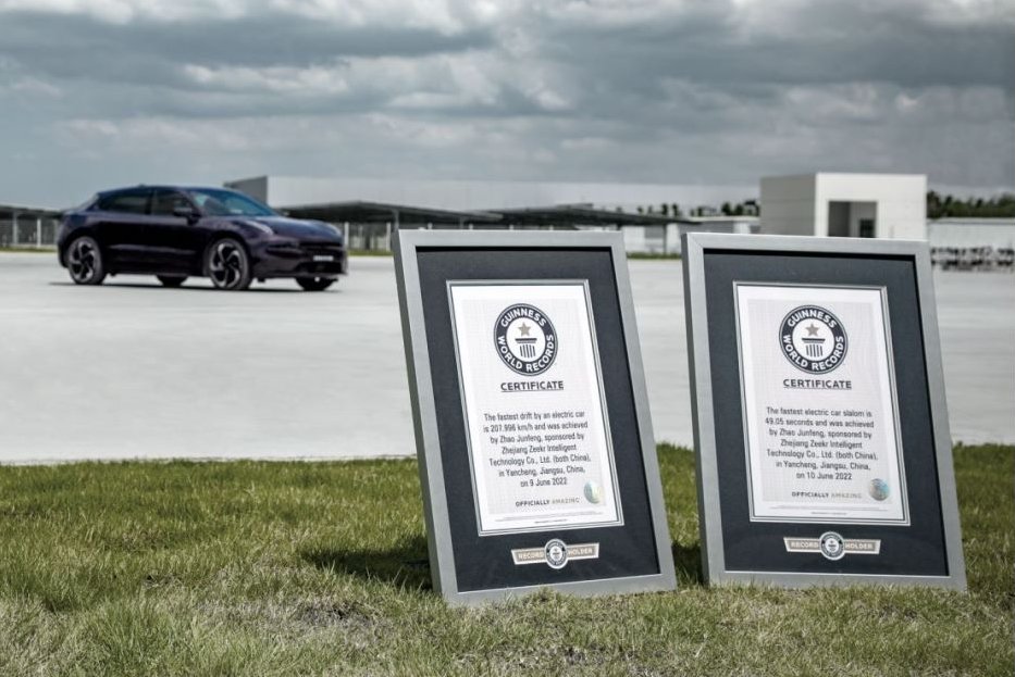 zeekr-001-breaks-two-guinness-world-records-16 | Vezess | Vezess