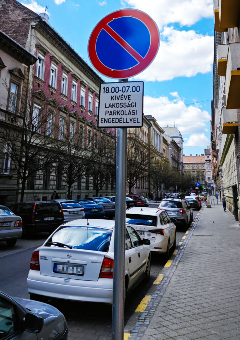 Ezrével terjednek a szokatlan parkolók 4 | Vezess Ezrével terjednek a szokatlan parkolók 4