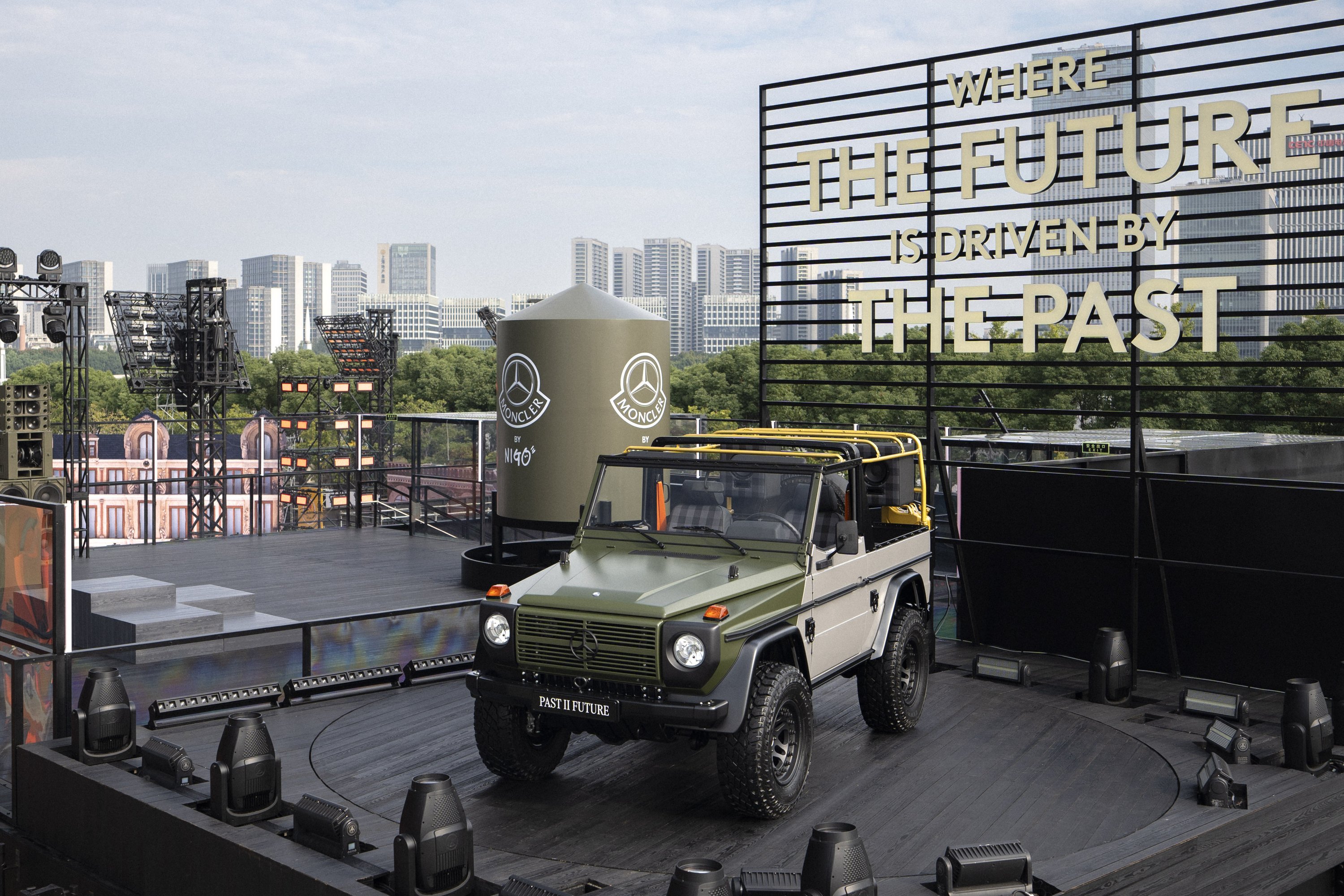 Vergangenes neu erleben – die Kollaboration von Mercedes-Benz x Moncler by NIGO
A new experience of the past – the Mercedes-Benz x Moncler by NIGO collaboration | Vezess | Vezess