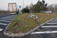 Röpködtek a jégtáblák egy kamionról az M7-esen 1