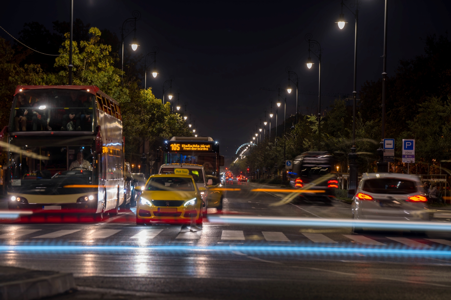 Road in front of Heroes Square in Budapest at night | Vezess